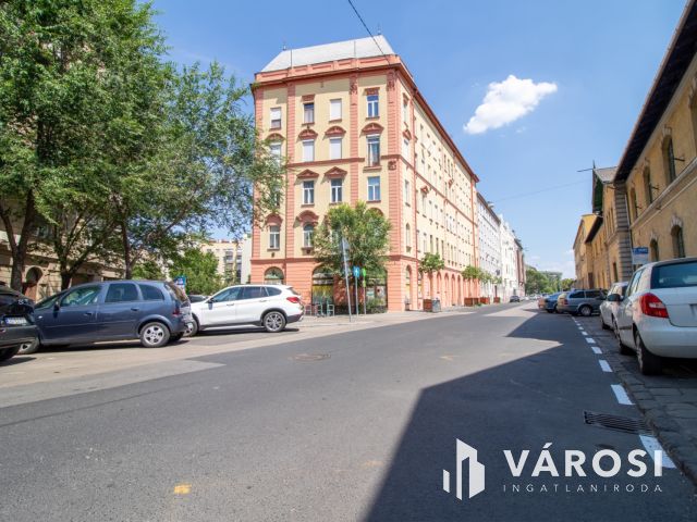 GALÉRIÁS LAKÁS A KELETI PÁLYAUDVAR KÖZELÉBEN