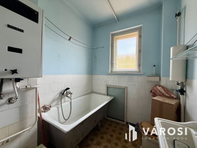 Hársfa úton, 1. emeleti, 2 szobás lakás, garázzsal eladó!