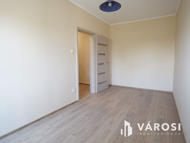 Rózsa utcában kiváló állapotú lakás a harmadikon