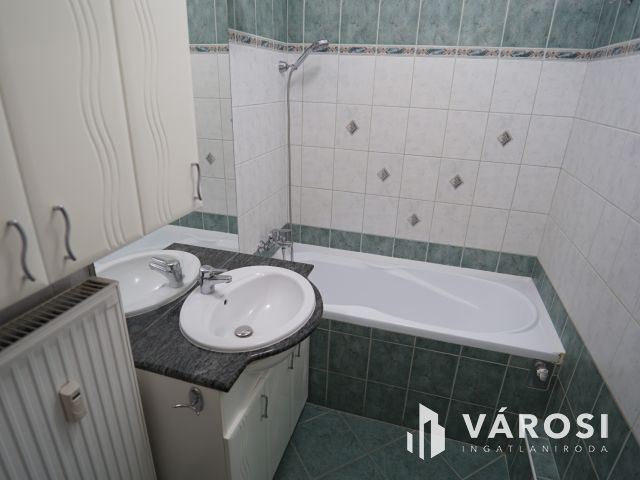 Rózsa utcában kiváló állapotú lakás a harmadikon