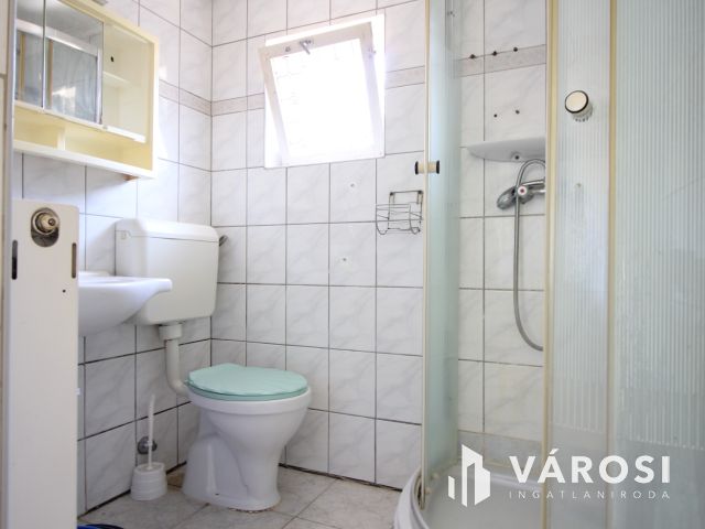 KERTES HÁZ A ZÁRT KERTBEN.