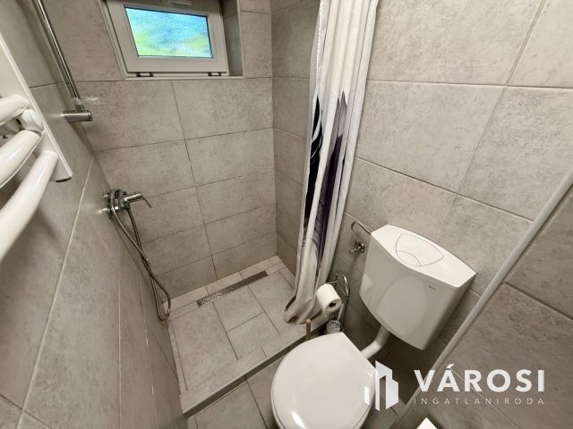 Meredek úton 1 szobás, felújított lakás eladó!