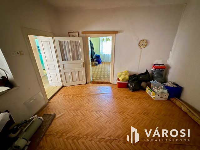 Kazáron 3 szobás, felújítandó családi ház eladó!