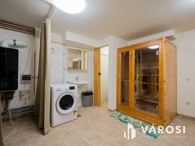 Kiadó teljes épület irodának, rendelőnek, cégközpontnak