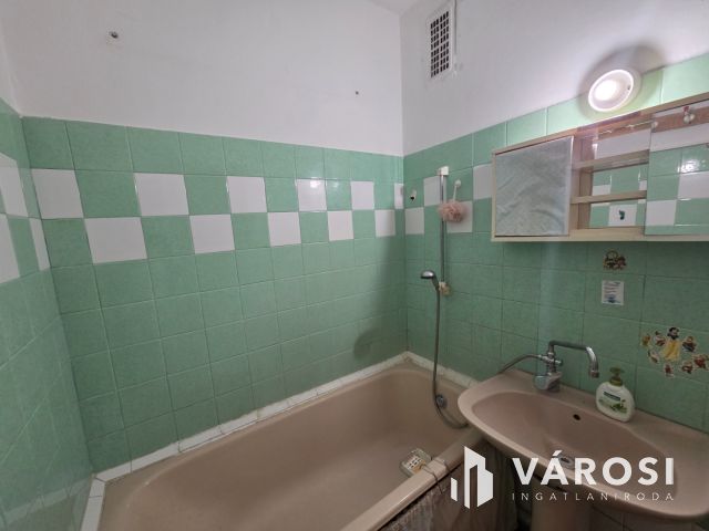 Első emeleti kétszoba nappali hallos loggiás lakás eladó