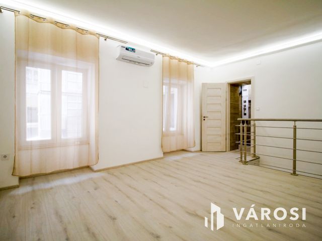 Három fürdőszobás duplex belvárosi lakás kiadó