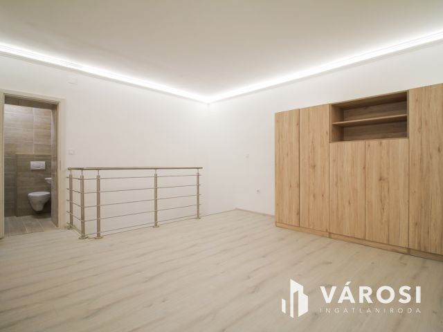 Három fürdőszobás duplex belvárosi lakás kiadó
