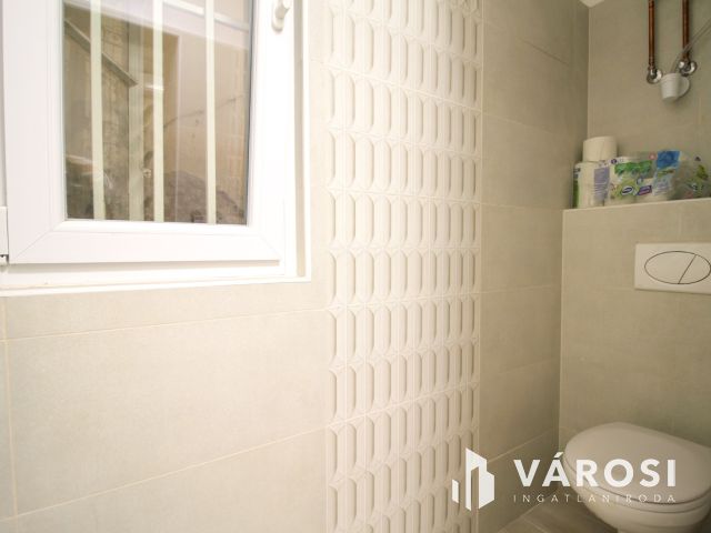 Három fürdőszobás duplex belvárosi lakás kiadó