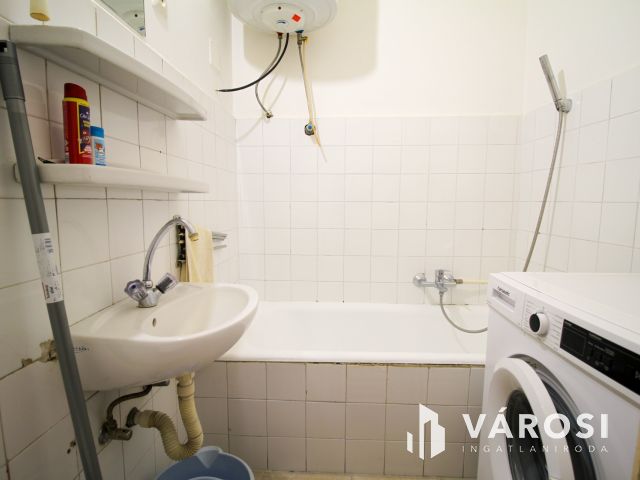 Belvárosi galériás lakás kiadó