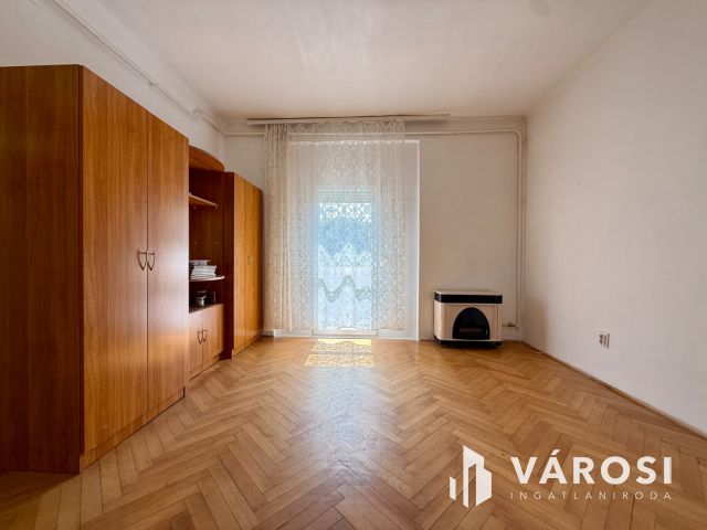 Vásártéren 1. emeleti, dupla erkélyes lakás eladó!