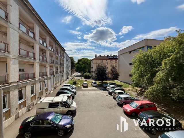 Vásártéren 1. emeleti, dupla erkélyes lakás eladó!