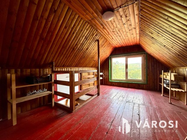 Gedőc tetőn felújított, panorámás nyaraló eladó!