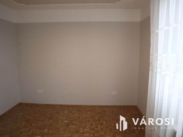 Felújított lakás kiadó a Közép fasor kiváló részén!