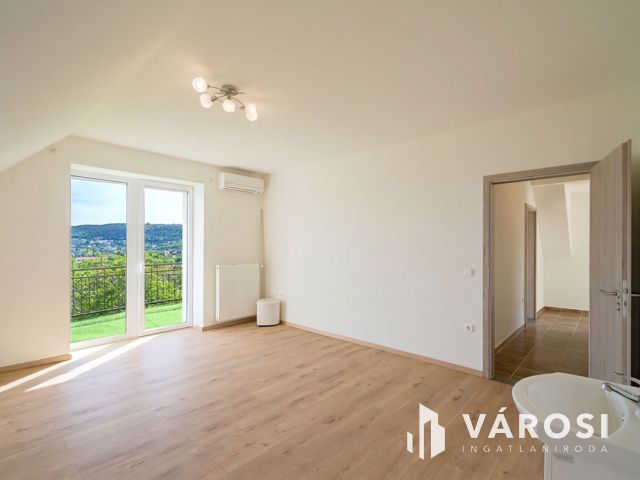 Panorámás ikerfél garázzsal, csendes zsákutcában