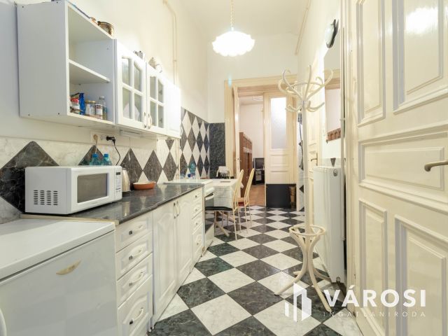 Horváth Mihály térnél 70 m2-es, 3 szobás, berendezett lakás