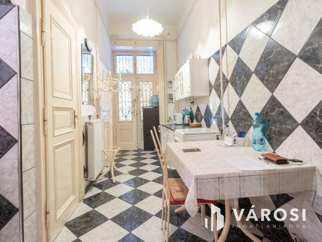 Horváth Mihály térnél 70 m2-es, 3 szobás, berendezett lakás