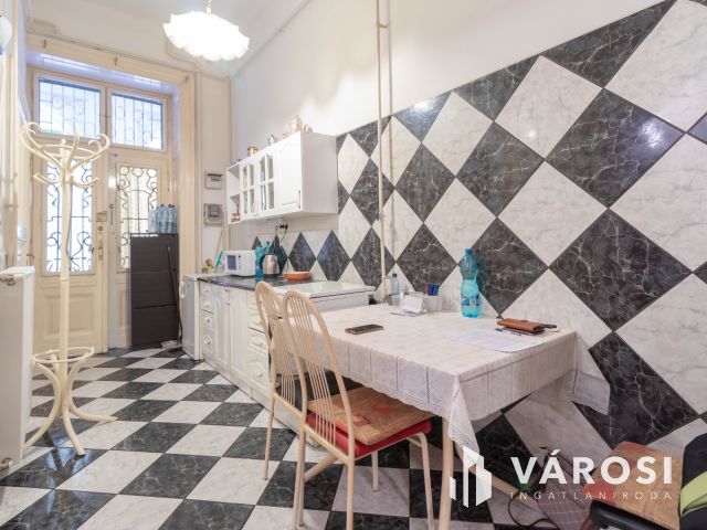 Horváth Mihály térnél 70 m2-es, 3 szobás, berendezett lakás