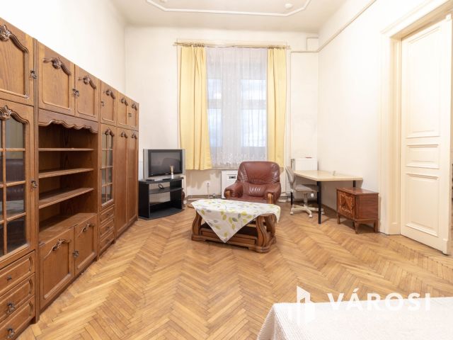 Horváth Mihály térnél 70 m2-es, 3 szobás, berendezett lakás