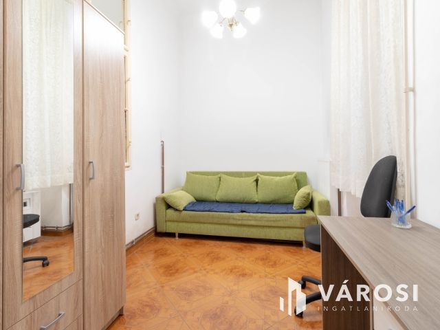 Horváth Mihály térnél 70 m2-es, 3 szobás, berendezett lakás