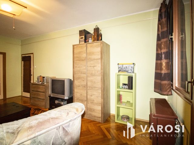 2. emelet, 2 szoba, erkély- a Kazinczyn