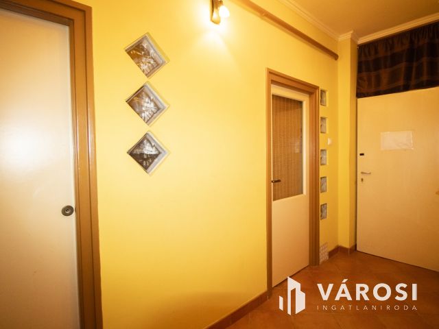 2. emelet, 2 szoba, erkély- a Kazinczyn