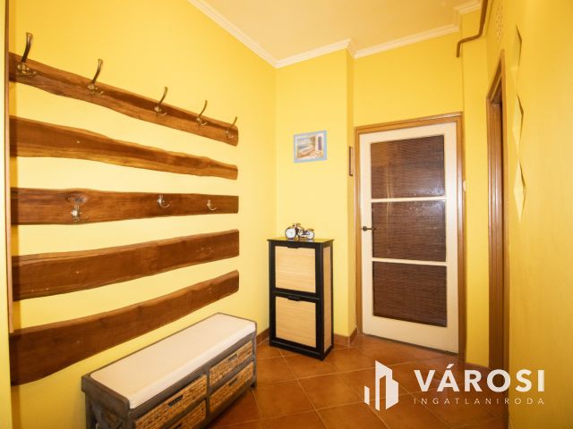 2. emelet, 2 szoba, erkély- a Kazinczyn