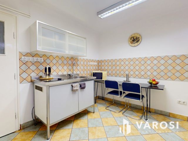 Üzleti iroda, raktár, műhely 4db parkolóval, pincével eladó