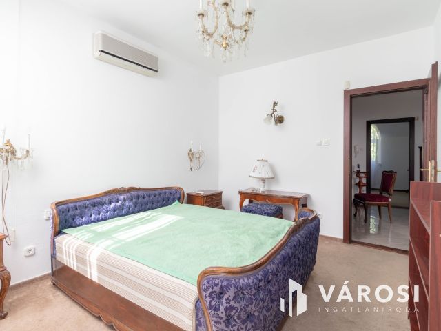 Budai zöldövezetben 149 m2-es sorházi, kertes villa lakás