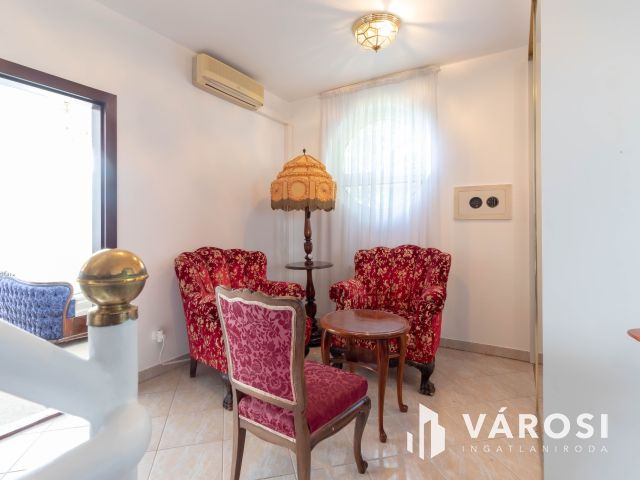 Budai zöldövezetben 149 m2-es sorházi, kertes villa lakás