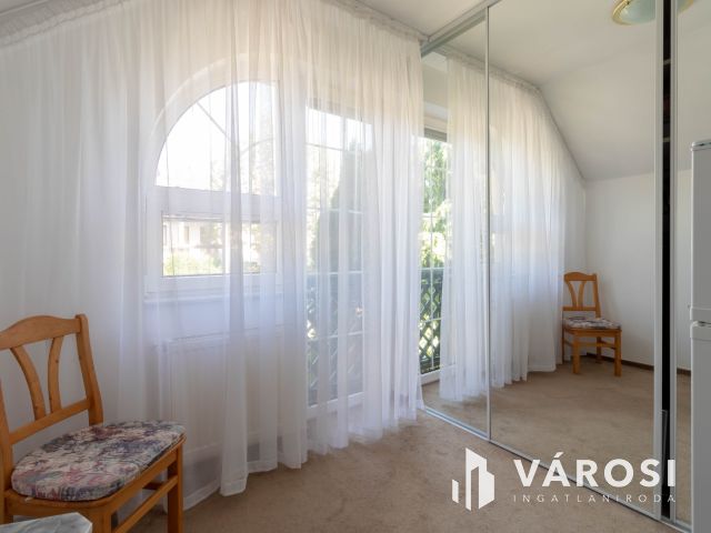 Budai zöldövezetben 149 m2-es sorházi, kertes villa lakás