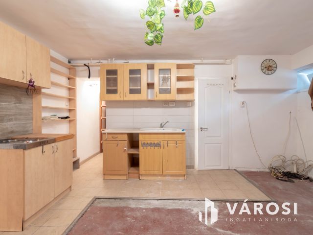 A Római-part közelében 25 m2-es, ablakos, alagsori lakás