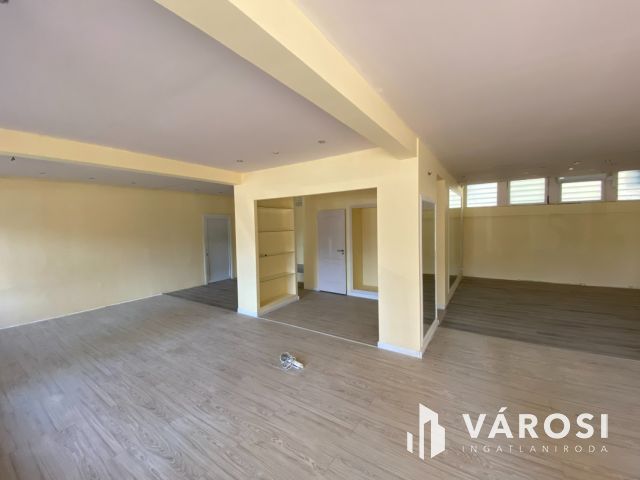 Kiváló lokációjú, világos, utcafronti üzlethelyiség