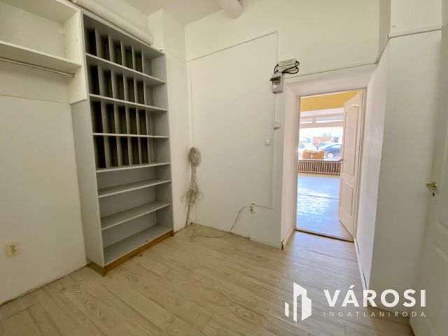 Kiváló lokációjú, világos, utcafronti üzlethelyiség