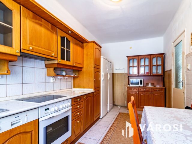Több mint egy sorház-197 m² + kert + garázs + bővíthetőség