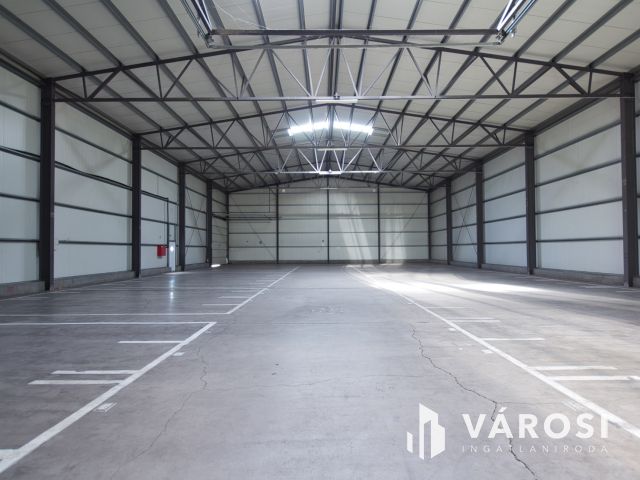 Kiváló állapotú, 1650 m2-es raktár, csarnok kiadó