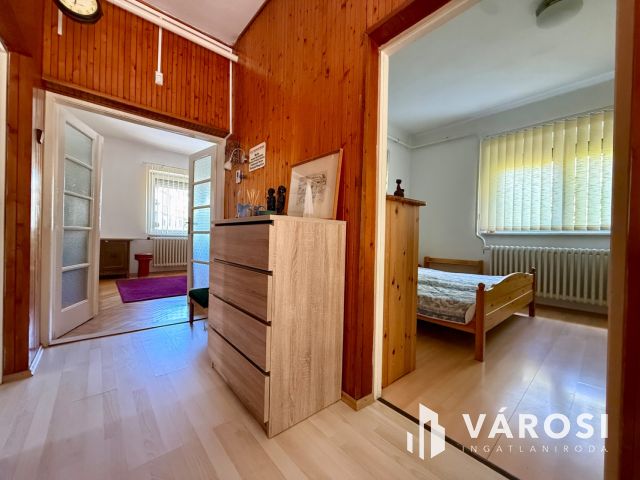 Kedvelt utcában, 2 generációs családi ház eladó!