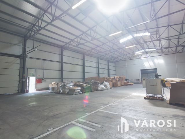 Kiváló állapotú, 2000 m2-es raktár, csarnok kiadó