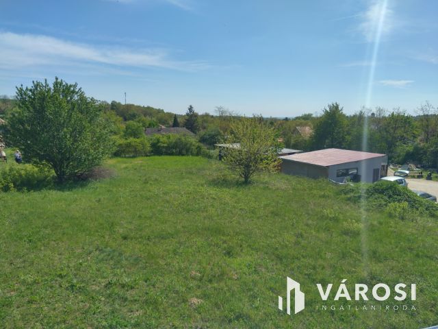 Ritka lehetőség Tinnyén – 831 m²-es telek