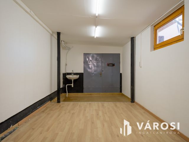 Kiadó 160 m2 -es raktár irodával, Solymáron