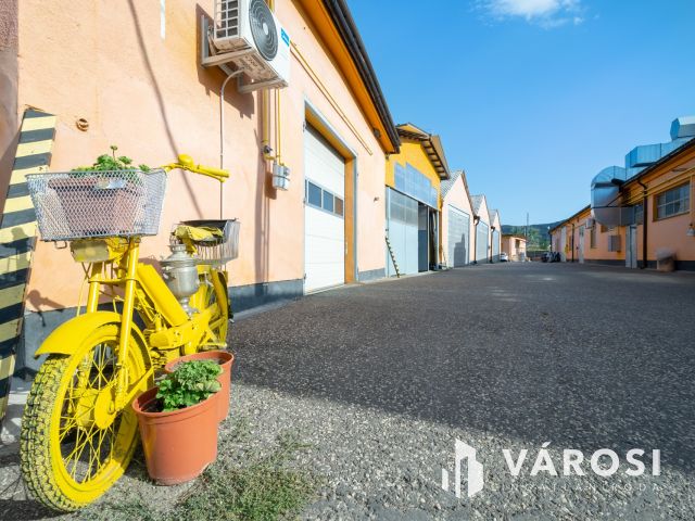 Kiadó 200 m2 -es, nagy belmagasságú raktár, Solymáron
