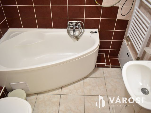 KIADÓ 64 M²-ES, KÉTSZINTES LAKÁS GYULA BELVÁROSÁBAN!