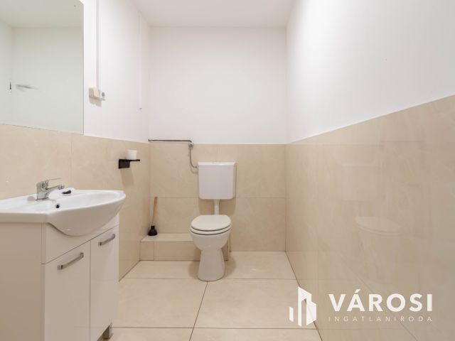 800 m2-es raktár irodablokkal M0 lehajtótól 3 km-re