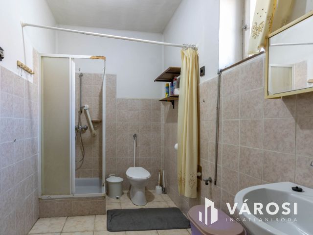 Bájos kis ház, nagy kerttel Enyingen