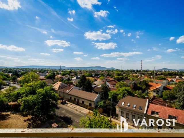 Örökpanorámás, nagy erkélyes, nappali + 2 hálós lakás