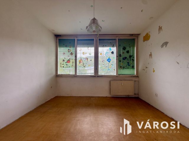 Besztercén 1. emeleti, felújítandó, erkélyes lakás eladó!