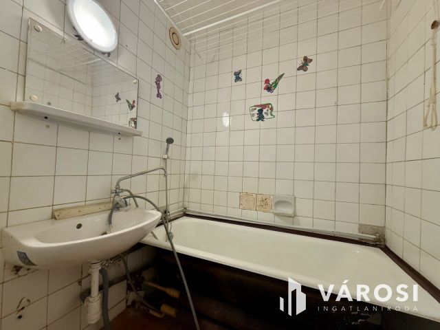 Besztercén 1. emeleti, felújítandó, erkélyes lakás eladó!