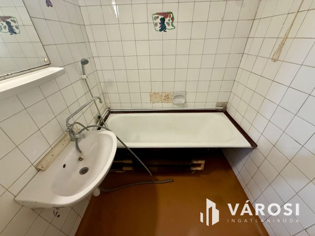 Besztercén 1. emeleti, felújítandó, erkélyes lakás eladó!
