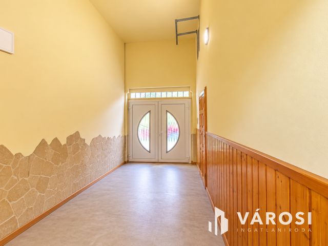 Pécs belvárosában belső 2 szintes, kertes családi ház eladó