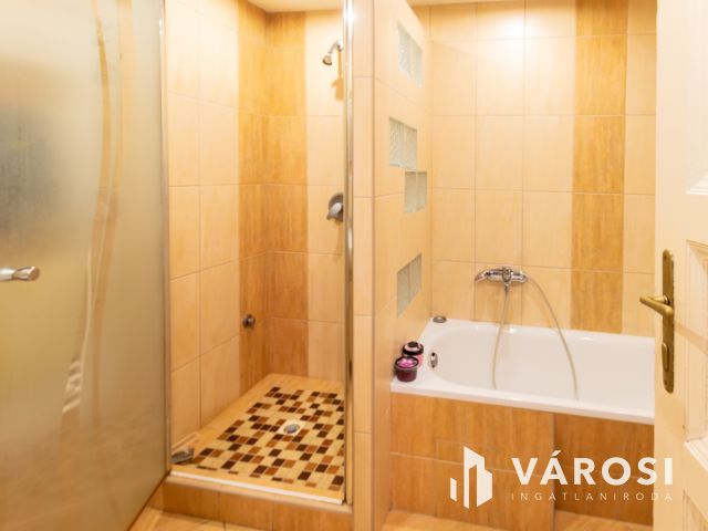 53 m², 4. emeleti, liftes lakás Operaház közvetlen közelében