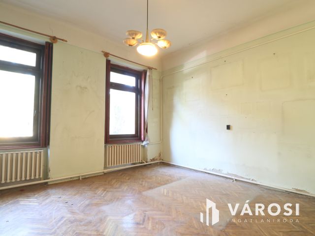 Vásárhely belvárosában, 2 generációs családi ház.